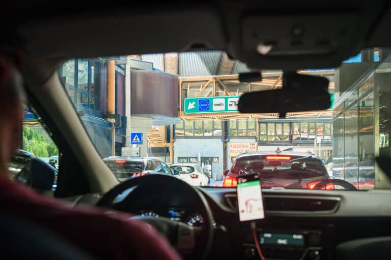BLOG - Barèmes des Indemnités Kilométriques (IK) 2026.jpg personne qui conduit au travail avec son véhicule personnel; frais de déplacement
